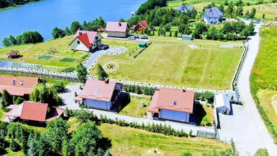 LAKE HOUSE nad Sunowem. &. MAZURSKIE DOMY ORCHIDEA, JAŚMIN, LILIA